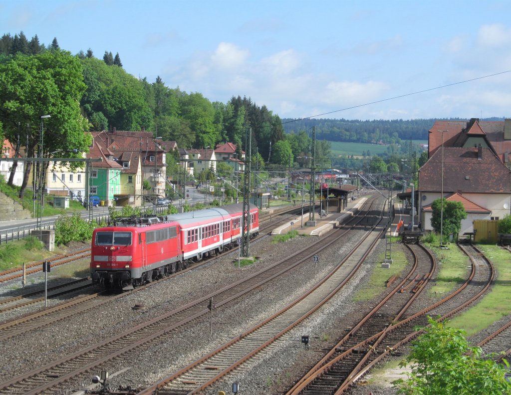 111 106-1 zieht am 23. Mai 2013 eine Regionalbahn nach Bamberg aus Kronach heraus.