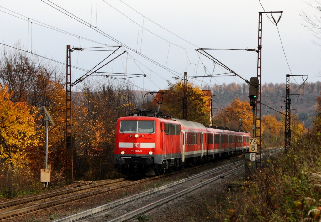 111 107 zieht RE 4608, Wrzburg-Frankfurt(Main), die Spessartrampe hinab in Richtung Laufach. 15.11.09