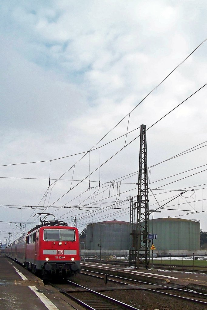 111 108 mit RE4107 in Wabern(Bz Kassel), 20.2.010.