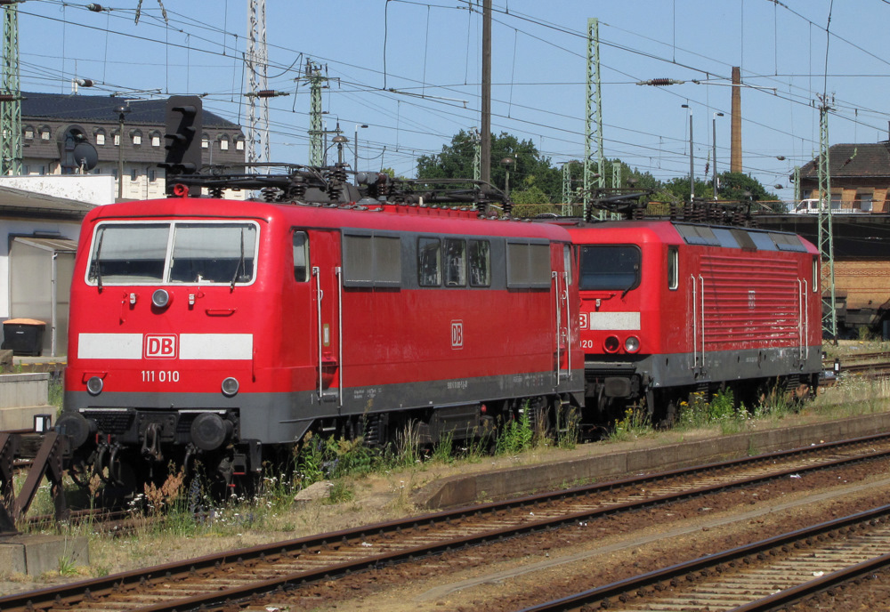 111 110 und 114 020 stehen kalt auf dem Abstellgleis im Cottbuser Hbf. 28.06.2010