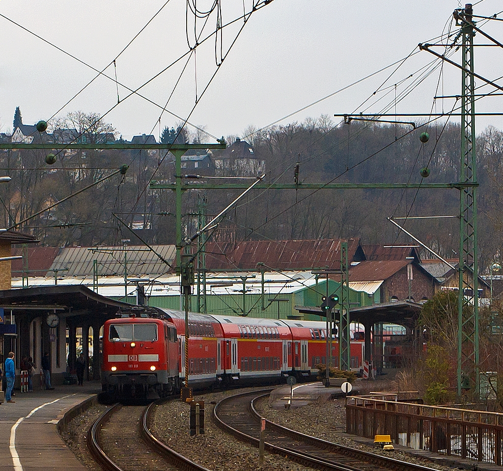 111 111-1 mit dem RE 9 (Rhein-Sieg-Express) Aachen - Kln - Siegen (Umlauf RE 10915) am 28.03.2013 bei der Einfahrt in den Bahnhof Betzdorf/Sieg. 

Eine freudlichen Gru nochmals an den Lokfhrer.