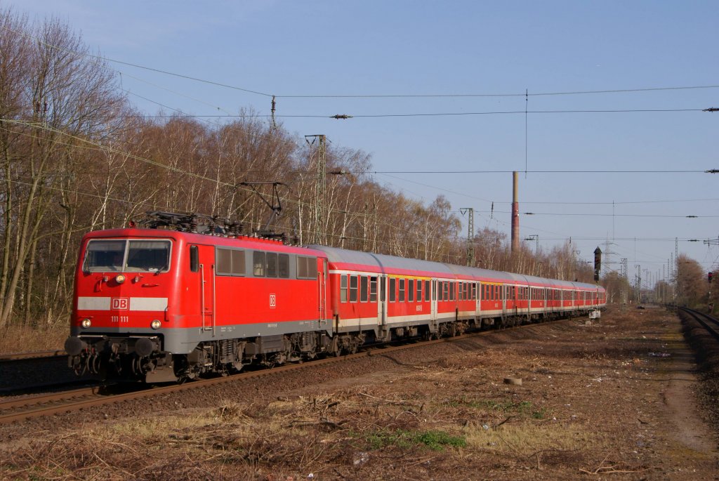 111 111-1 mit einer RB 35 nach Wesel bei der Einfahrt in Dinslaken am 26.03.2012