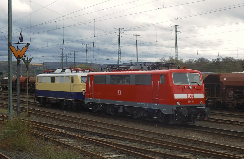 111 111 abgestellt im BD Museum Ko-Ltzel. Im Hintergrund E10 1239.   Eingefangen   auf der Anfahrt zum DB Museum am 04.03.2010.