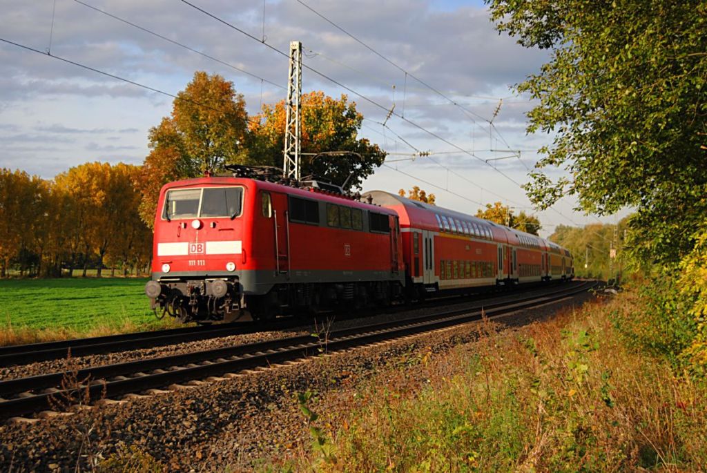 111 111 am spten Nachmittag des 18.10.2012 mit RE 4 auf der KBS bei KM 21,8 bach-Palenberg, in Richtung Aachen.