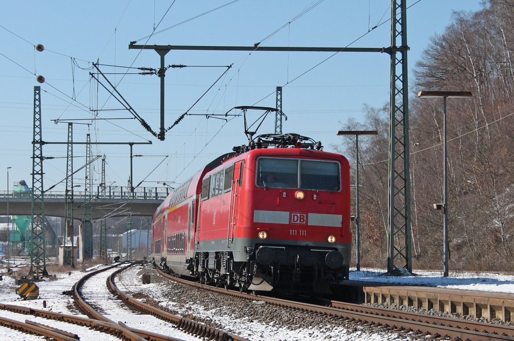 111 111 mit dem RE4865 aus Aachen nach Siegen bei der Einfahrt in Stolberg (Rheinl.) Hbf 7.3.10