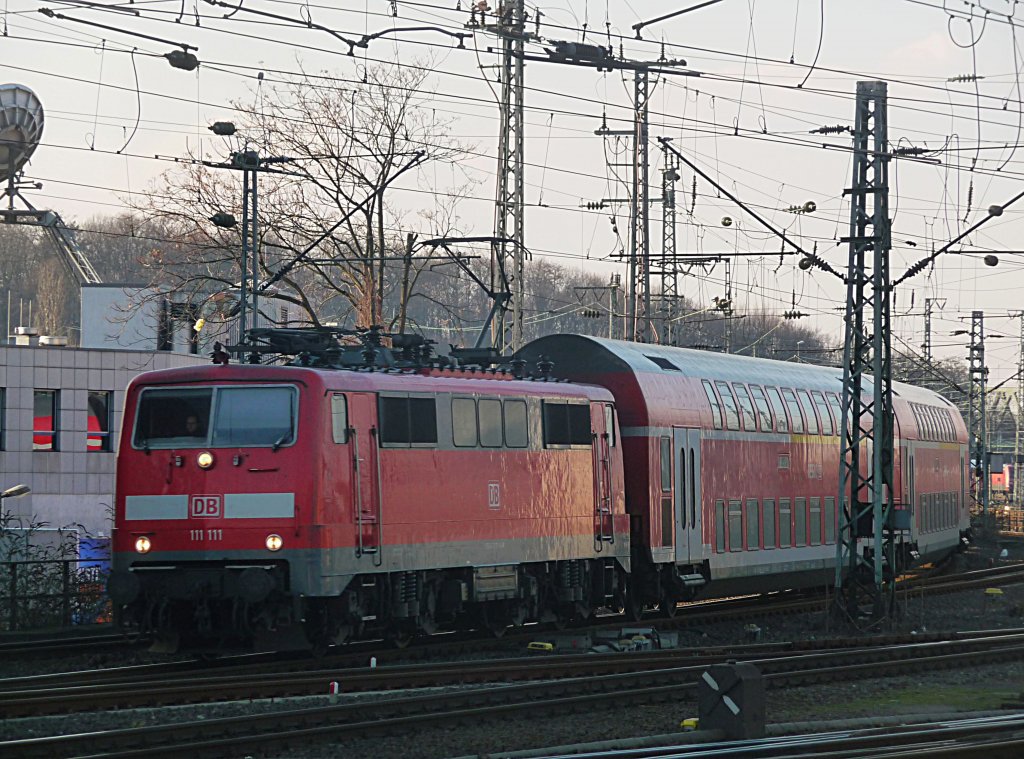 111 111 passiert den Bahnhof Kln-Hansering und erreicht bald Kln Hbf (04.02.2012)