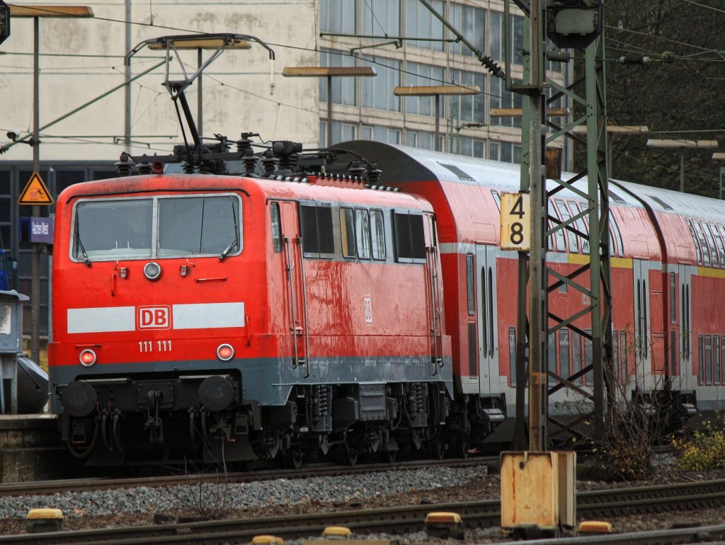 111 111 schiebt am 04.12.2011 RE4 aus Aachen West auf der KBS 485 Richtung Herzogenrath.