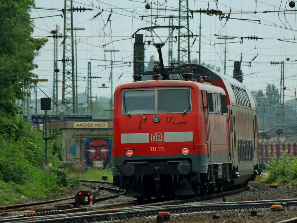 111 111 schiebt am 10.07.2012 den RE4 von Aachen Hbf kommend in den Bahnhof Aachen West.