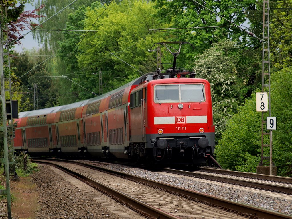 111 111 schiebt am 13.05.2010 den RE4 in hhe Laurensberg nach Dortmund. Die Vegetation an der Strecke scheint jetzt im Frhling regelrecht zu explodierenden. 