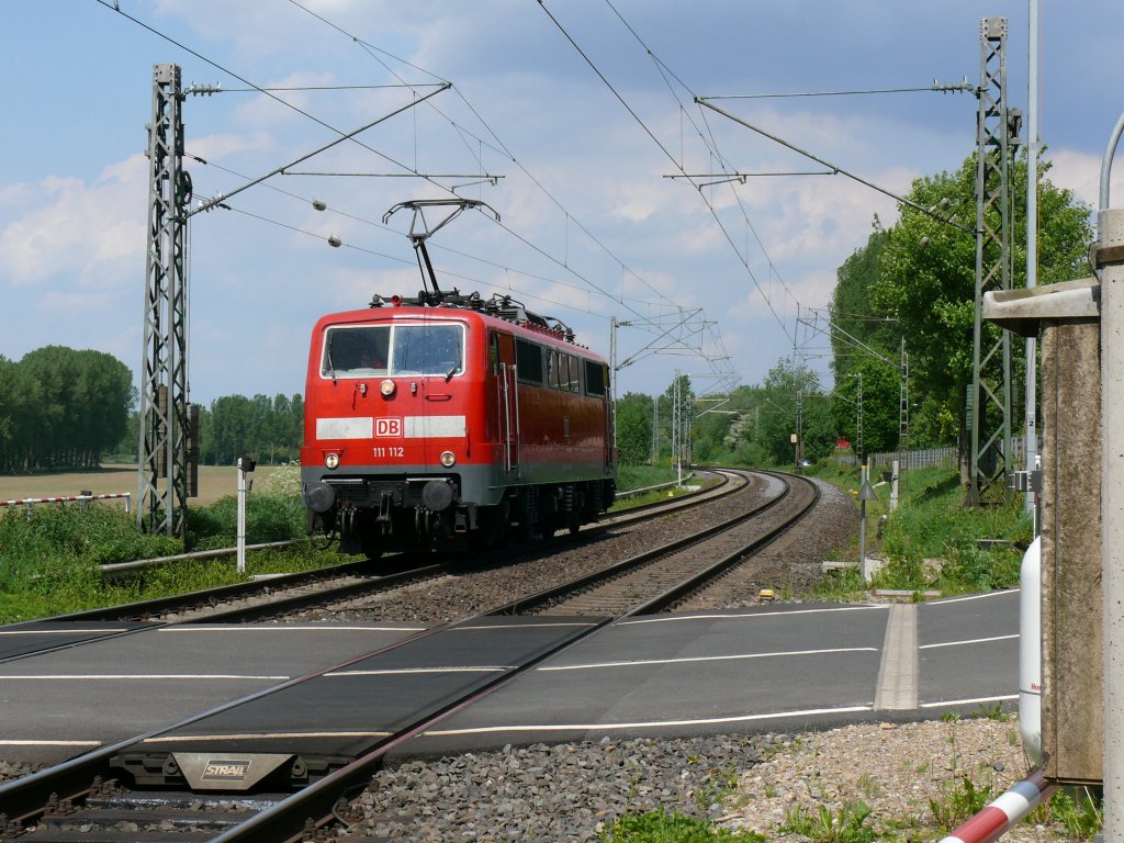 111 112 fhrt solo in Richtung Aachen. Hier aufgenommen am 24/05/2010 am B km 21,631 bei bach-Palenberg. 
