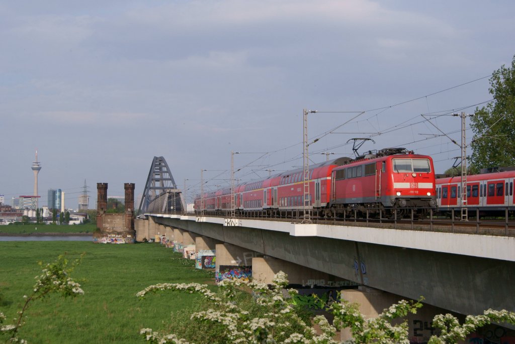 111 112 mit dem RE 4 nach Aachen zwischen Dsseldorf-Hamm und Neuss-Rheinpark Center am 04.05.2012