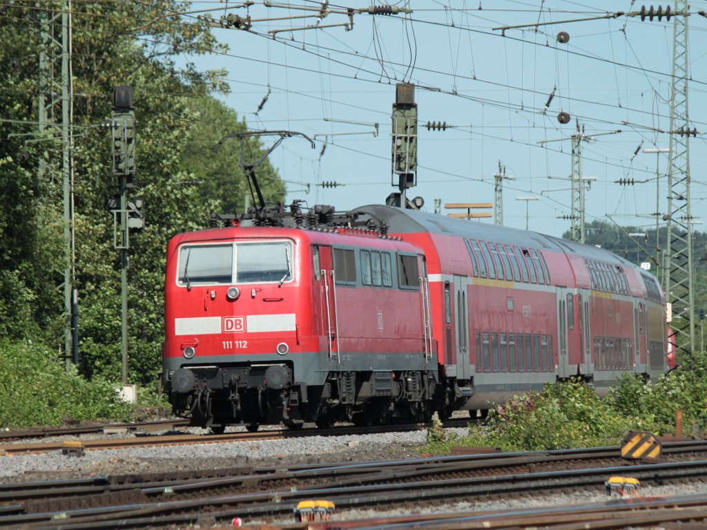 111 112 schiebt am 02.06.2011 den RE4 von Aachen Hbf kommend nach Aachen West.