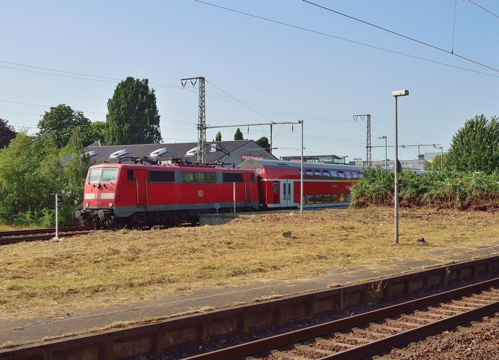 111 112 verlsst am 2.August 2013 Rheydt Hbf mit einer RE4 nach Aachen am Nachmittag.