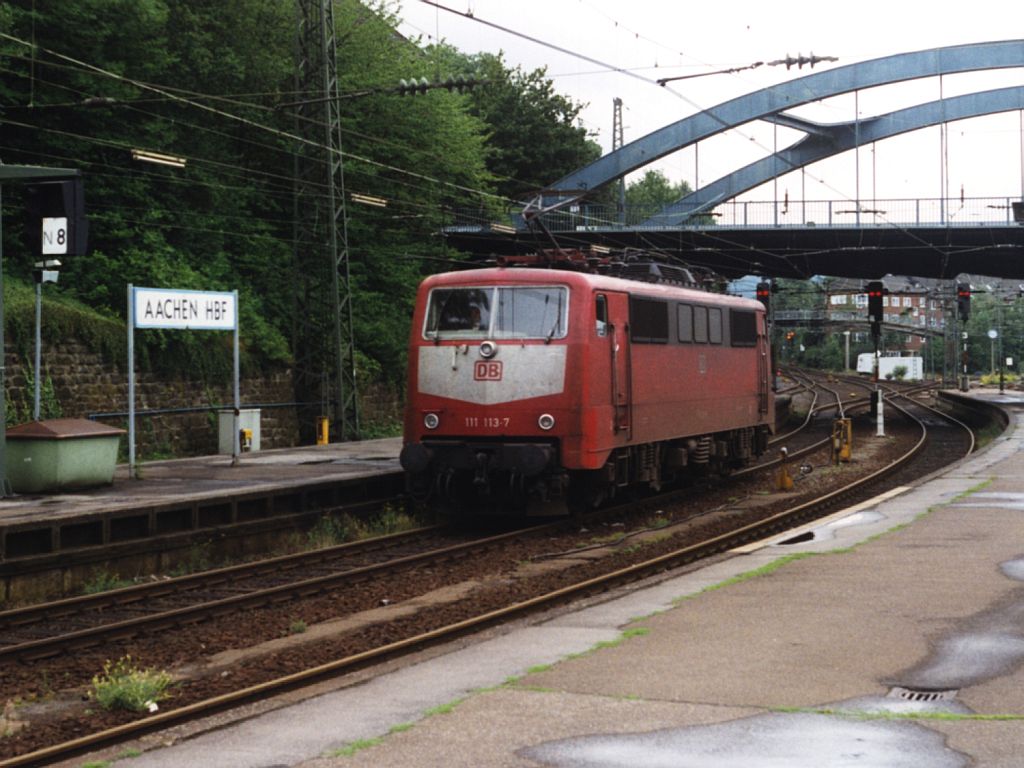 111 113-7 auf Aachen Hauptbahnhof am 13-7-1998. Bild und scan: Date Jan de Vries.