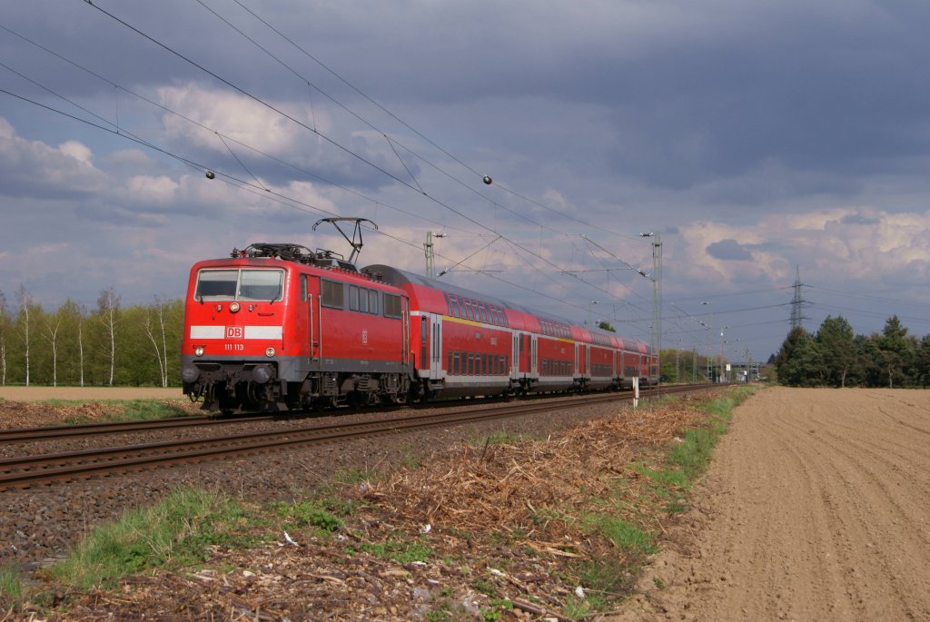 111 113 mit dem RE 4 von Dortmund nach Aachen in Bttgen am 20.04.2012