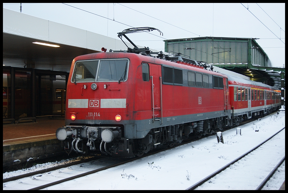 111 114 h�ngt an der RB35 am 30.11.2010 in Duisburg Hbf