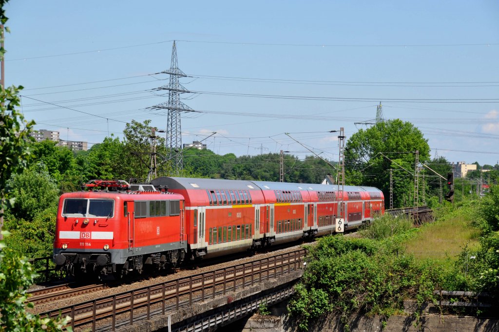 111 114 mit dem RE4 aus Aachen nach Dortmund beim Harkortsee in Hagen (27.05.2012)