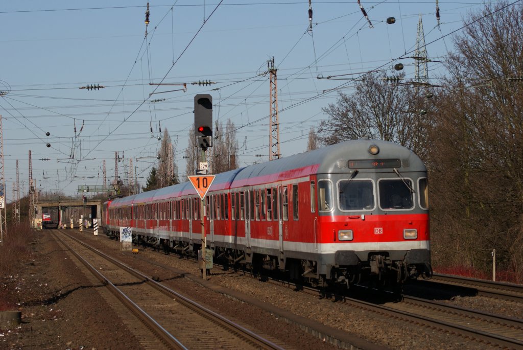 111 114 schiebt einen Karnevalsverst�rker nach K�ln durch D�sseldorf-Eller-S�d am 07.03.2011