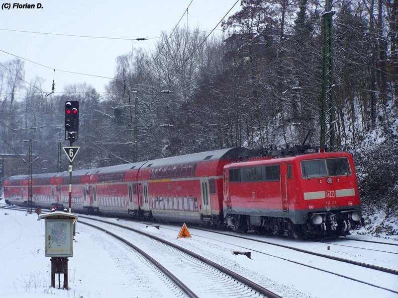 111 114 schiebt den RE9 (4868) aus Eschweiler Hbf raus Richtung Aachen Hbf. Herkunft des Zuges ist Gie�en. 14.02.2010