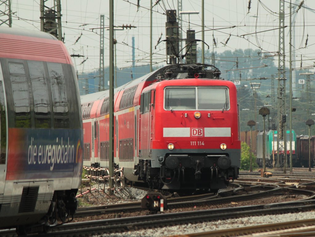 111 114 zieht am 28.04.2011 den RE4 durch Aachen West nach Aachen Hbf und wird mir durch einen Talent der Euregiobahn zugefahren. Zur Zeit ist es etwas eng in Aachen West, die Zge halten hier nicht, weil dort die Gleise am Bahnsteig erneuert werden. Rechts im Hintergrund ist noch eine Cobra zu sehen die auf abfahrt nach Belgien wartet.