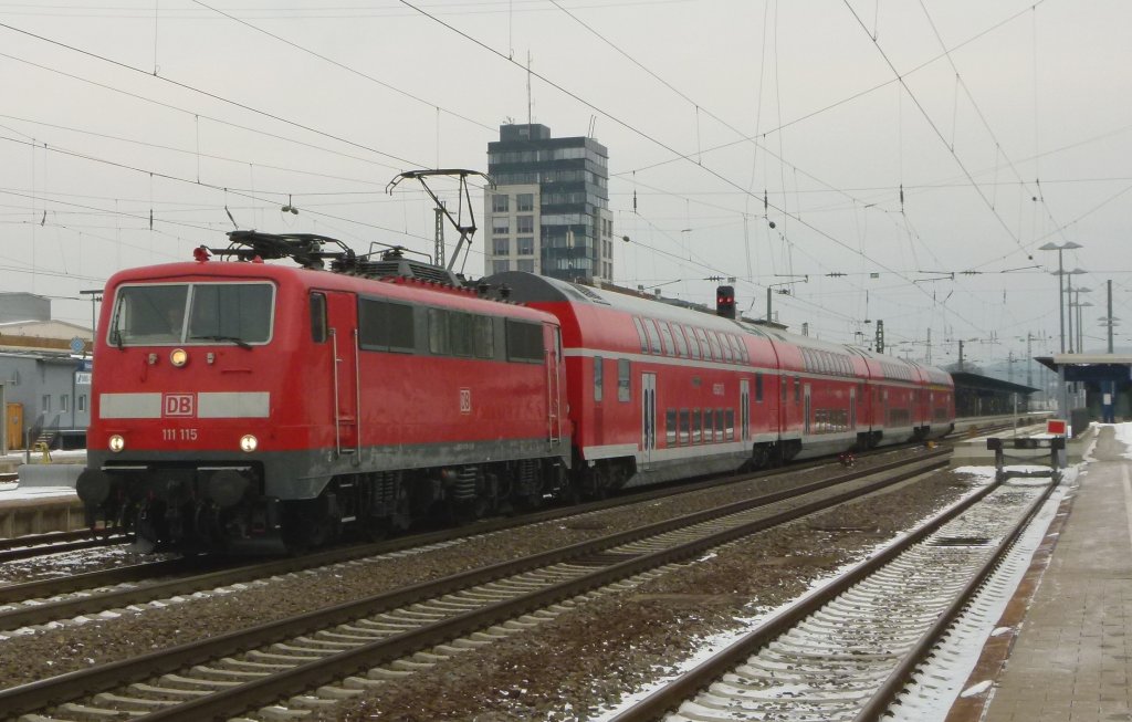 111 115-5 zieht den RE 7 Mannheim - Saarbrcken am 09,02,2012 aus Kaiserslautern