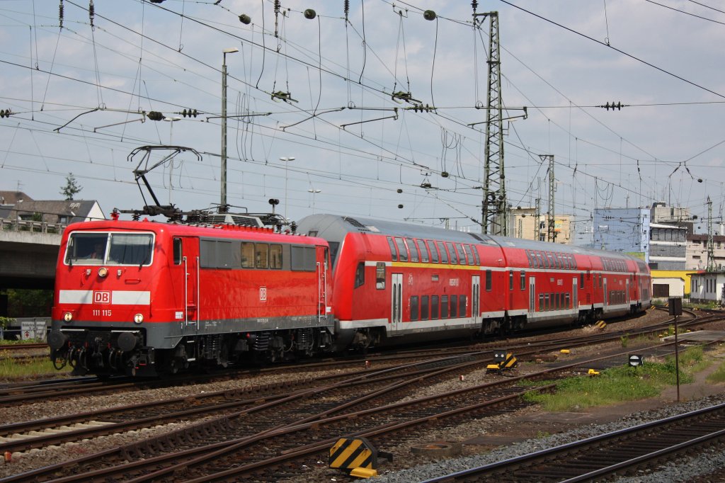111 115 am 2.6.12 mit zwei Dopelstockgarnituren und einer 143er in der Mitte bei der Einfahrt in Koblenz Hbf.