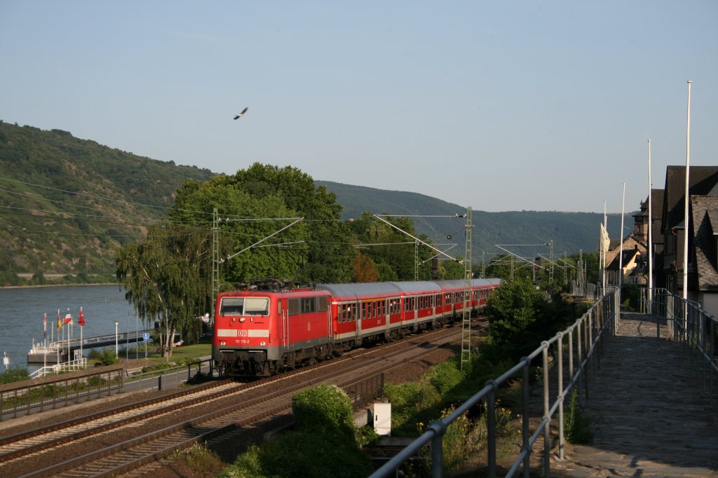111 115 am 28.6.11 mit RE 12992 Frankfurt - Koblenz in Oberwesel.