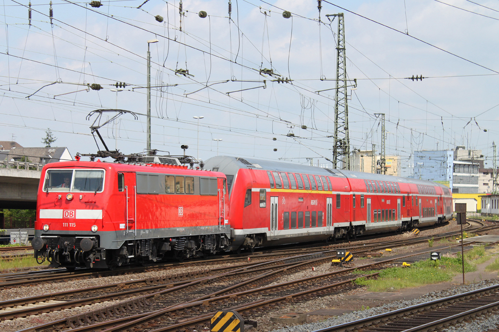 111 115 zog am 2.6.12 einen Pbz,bestehend aus 10 Dostos und einer 143er,in den Koblenzer Hbf.