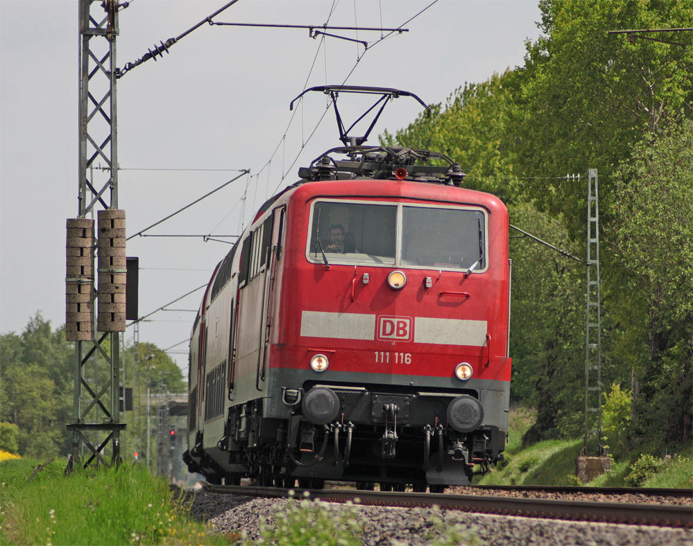 111 116 mit dem RE4 (10414) aus Dortmund nach Aachen Hbf kurz hinter dem Geilenkirchener Bahnhof, nchster Halt ist bach-Palenberg, 19.5.10 - Viele Gre an den Tf ;)