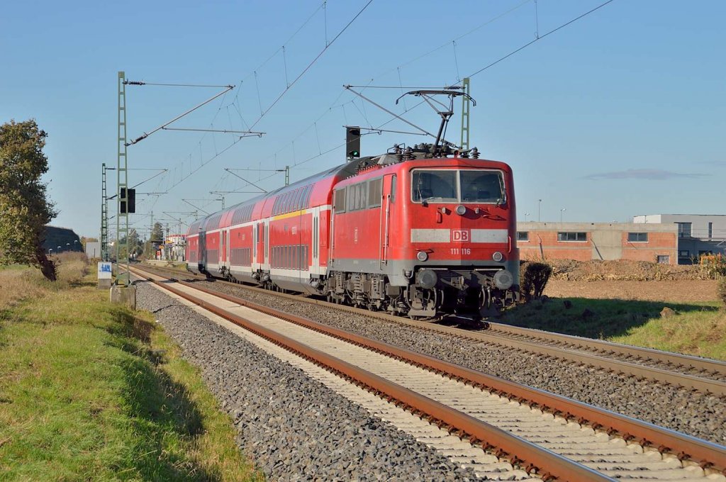 111 116 mit RE7 nach Krefeld, bei Allerheiligen am 27.10.2012
