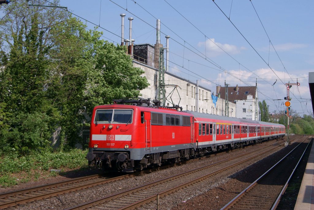 111 117 mit dem RE 10450 von D�sseldorf nach Aachen bei der Durchfahrt durch D�sseldorf V�lklinger Stra�e am 04.05.2012
