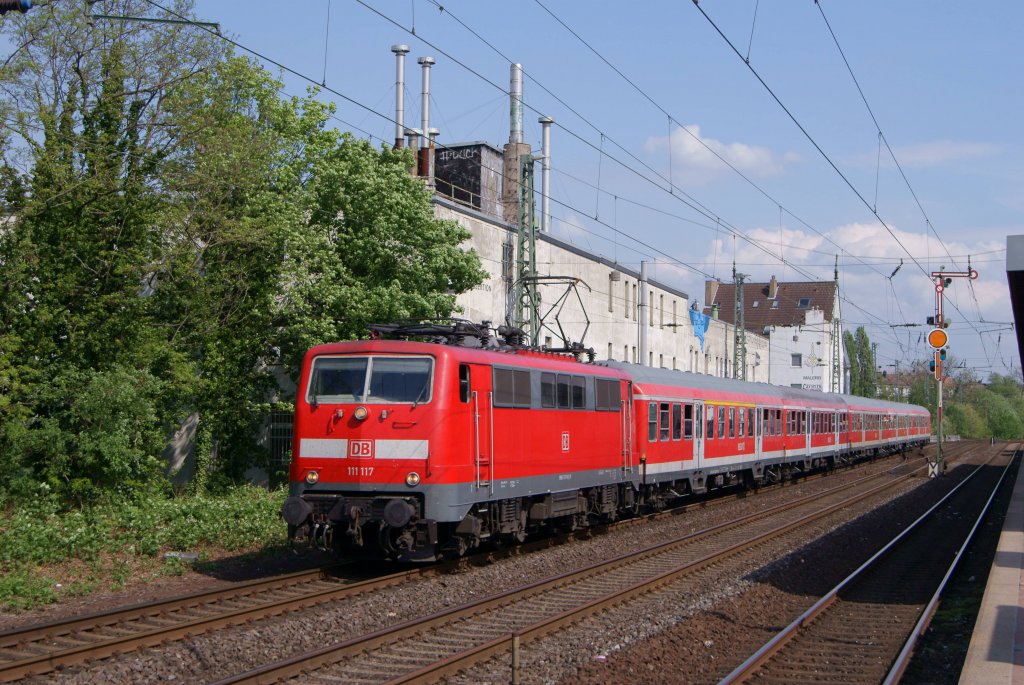 111 117 mit dem RE 10450 von Dsseldorf nach Aachen bei der Durchfahrt durch Dsseldorf Vlklinger Strae am 04.05.2012
