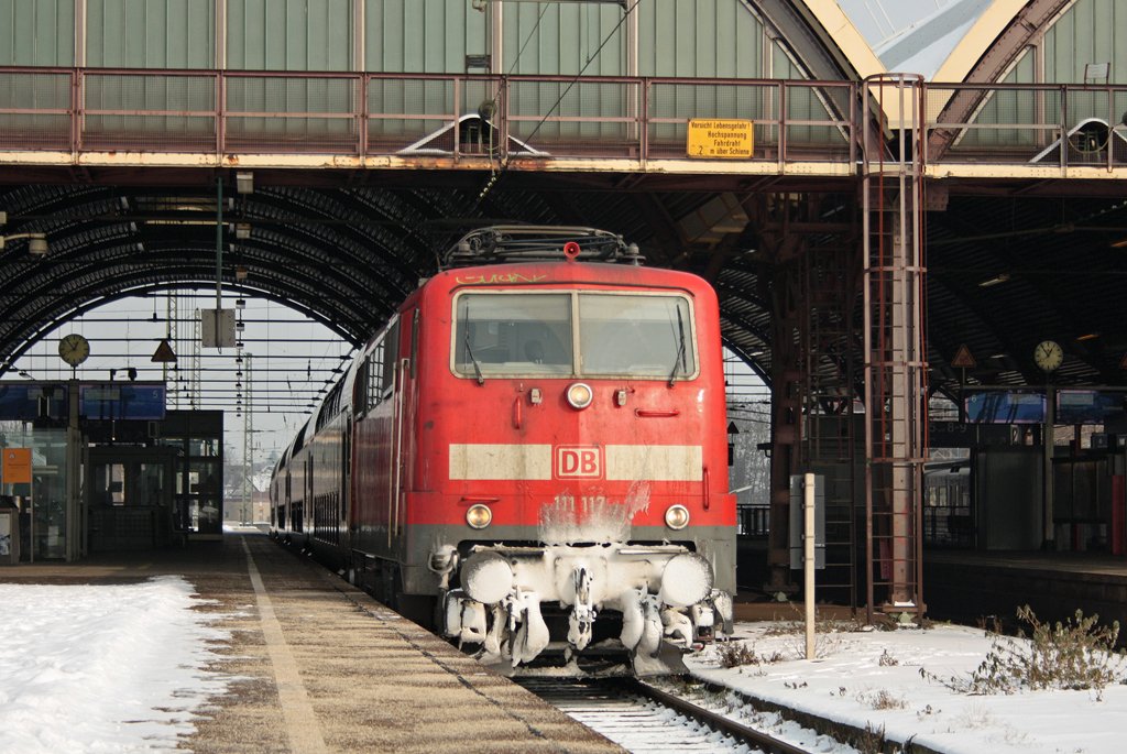 111 117 mit dem RE10416 nach Aachen bei der Ausfahrt in Mnchengladbach Hbf 15.2.2010