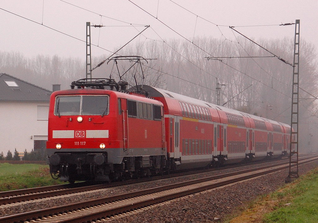 111 117 mit einer RE4 bei Korschenbroich.4.4.2012