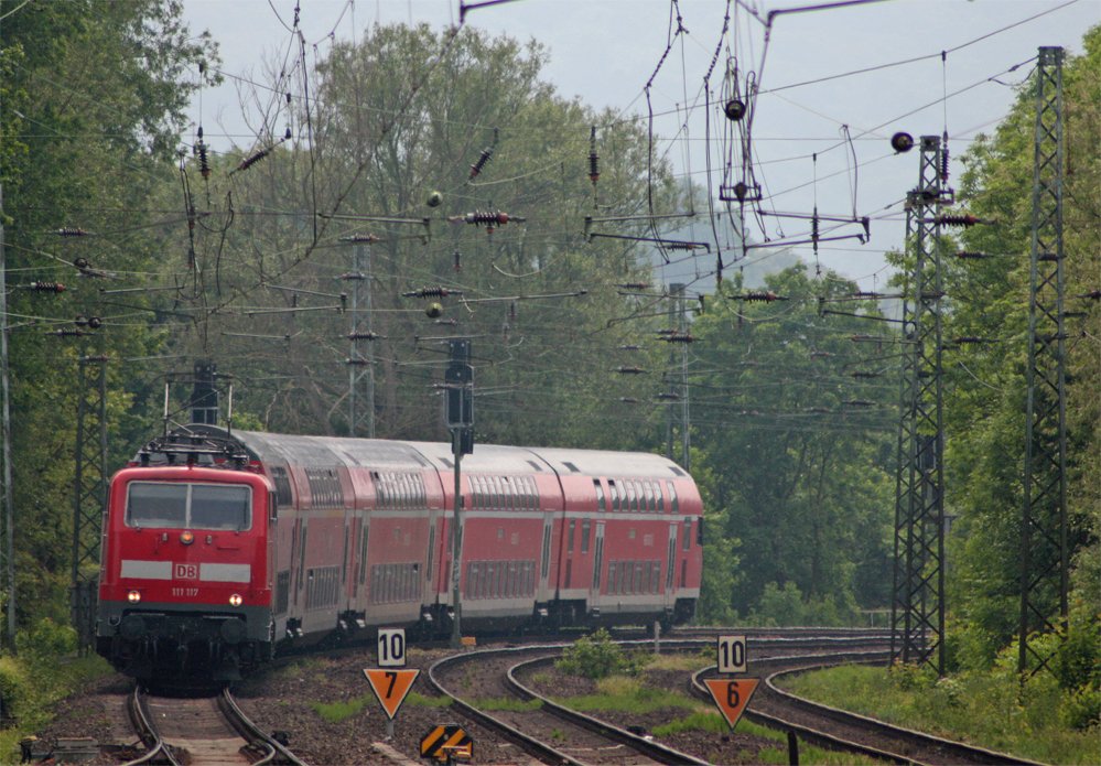 111 117 mit der RE9 (4873) nach Siegen bei der Einfahrt in Aachen Rothe-Erde, 1.6.10