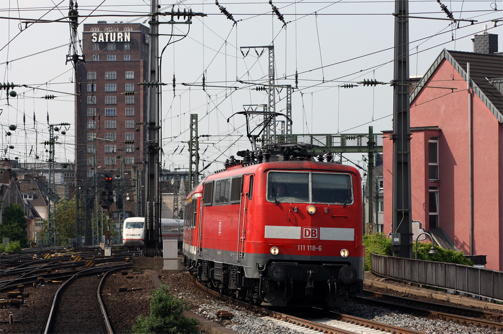111 118-6 mit der RE20072 aus Krefeld bei der Einfahrt in die Entstation Kln Hbf, 30.4.11