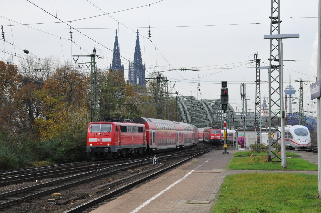 111 119, 111 116 und ein ICE3 kommen gleichzeitig ber die Hohenzollernbrcke und verteilen sich ab Kln Messe/Deutz in verschiedene Richtungen. Aufgenommen am 15/11/2010. 
