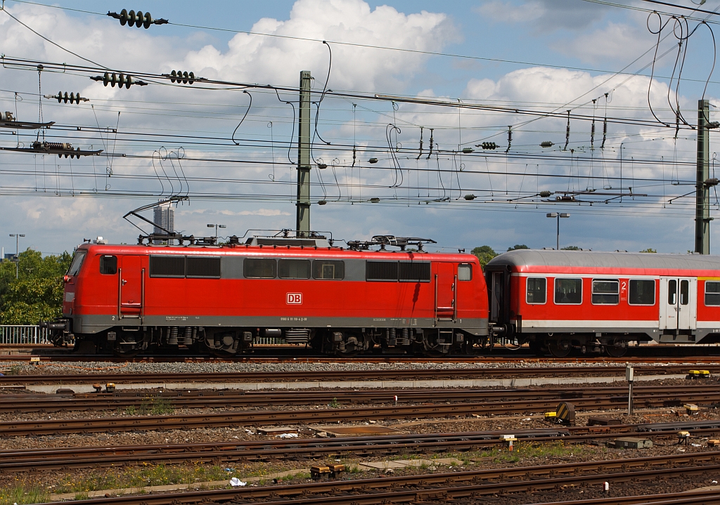 111 119-4 der DB schiebt einen Nahverkehrszug am 07.08.2011 vom Hbf Kln auf die Hohenzollernbrcke in Richtung Deutz.
