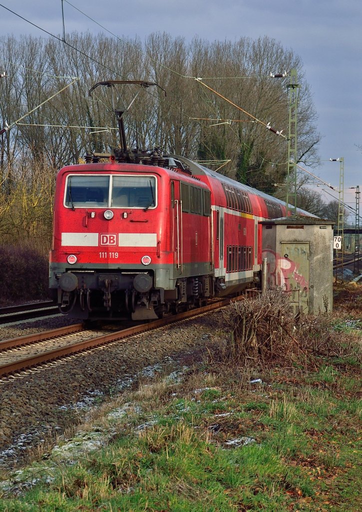 111 119 mit einem RE 4 nach Dortmund am Sonntag den 13.Januar 2013 bei Korschenbroich.