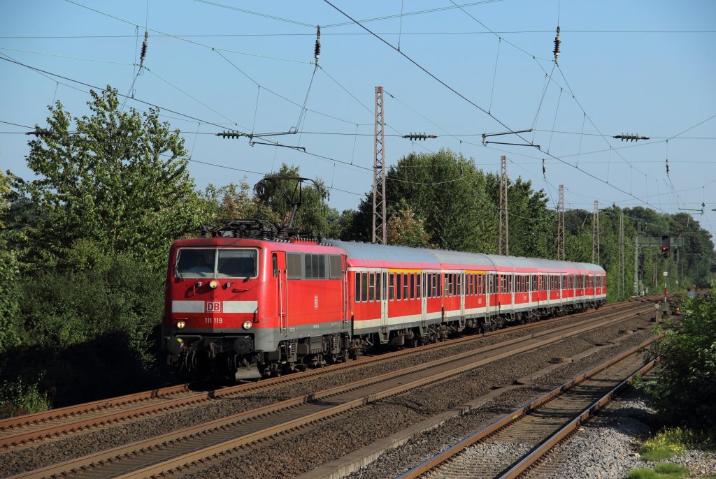 111 119 mit der RB 30528 (Kln Hbf - Wesel) in Dsseldorf-Eller-Sd am 07.09.2012