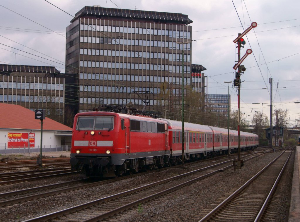 111 119 mit einer umgeleiteten RB 35 in Dsseldorf-Rath am 30.03.2012
