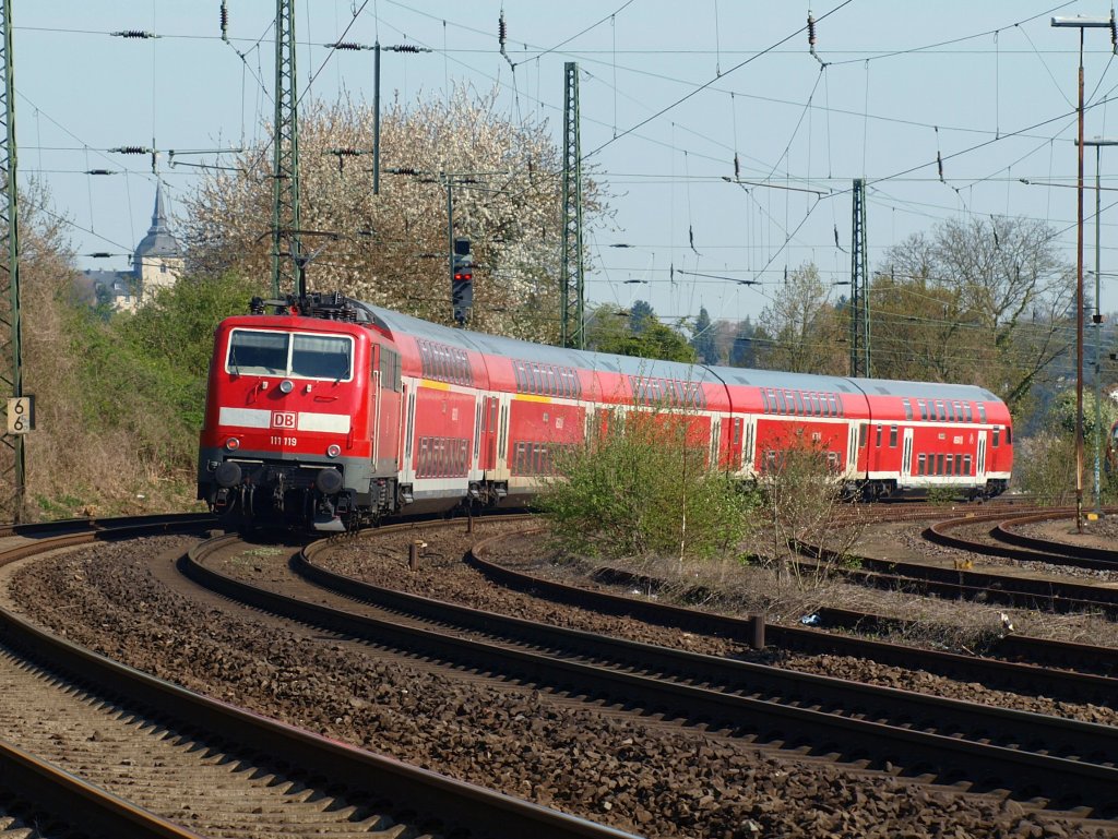 111 119 schiebt am 23.04.2010 bei frhlingshaften Temperaturen den RE4 hinter Aachen West Richtung Herzogenrath.
