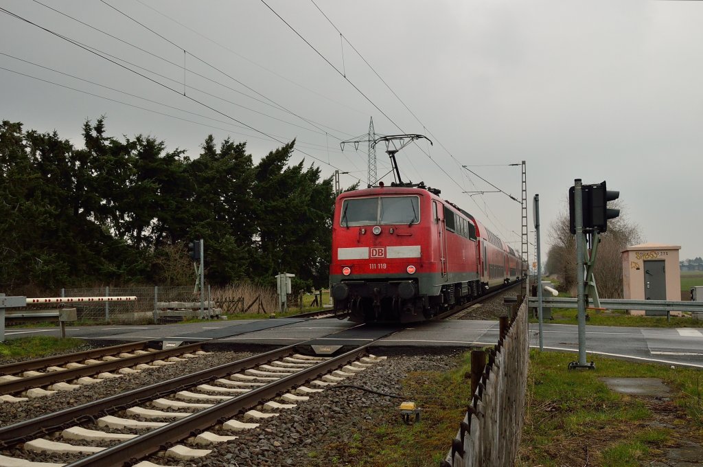 111 119 schiebt beim B� Herrather Linde einen RE4 Zug nach Dortmund dem Rheydter Hbf entgegen.10.4.2013