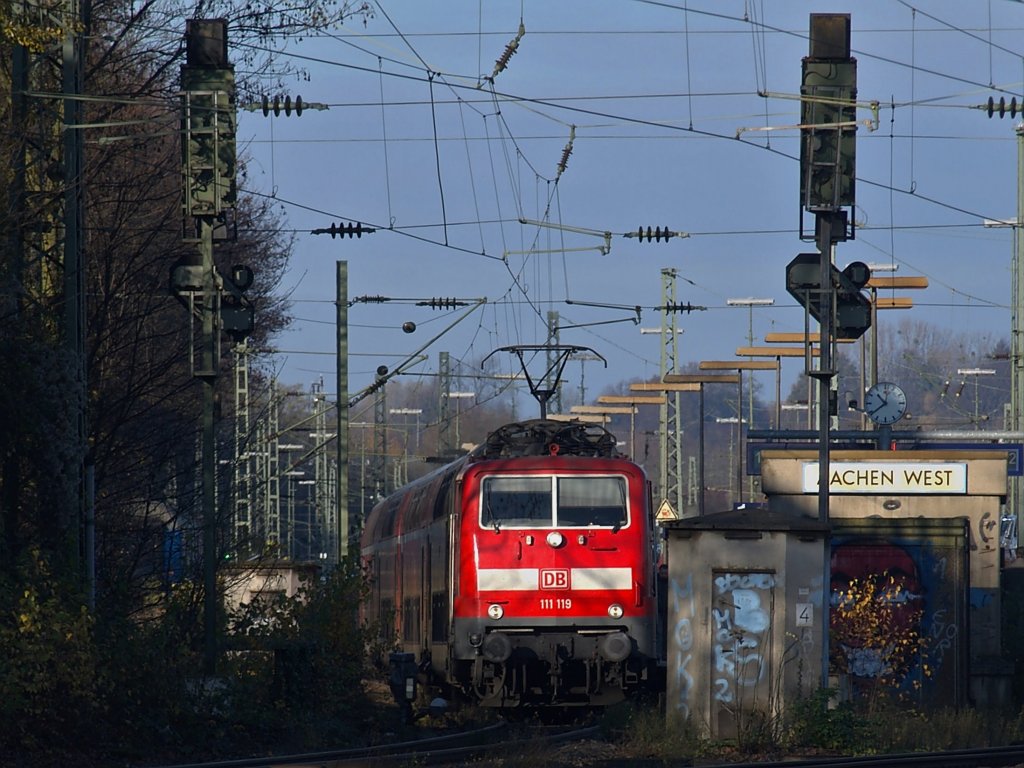 111 119 verlt am 18.11.2010 mit dem RE4 den Bahnhof Aachen West in Richtung Schanz.