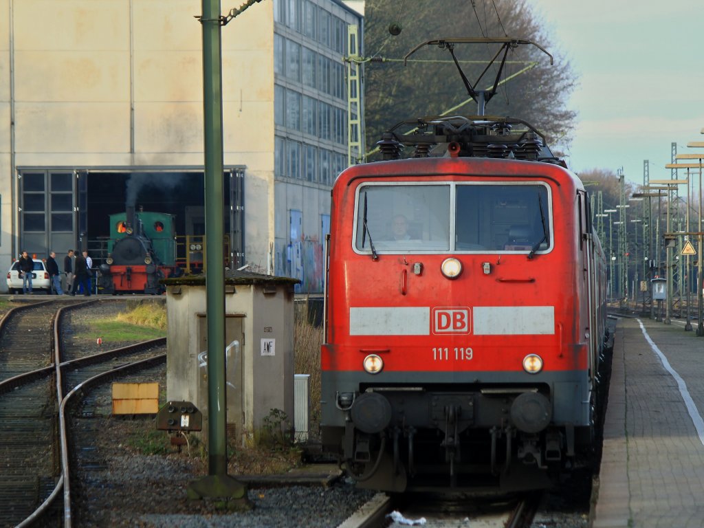 111 119 zieht am 11.01.2012 den RE4 in den Bahnhof Aachen West. Links im Bild die Dampflok der RWTH Aachen am Institut fr Schienenfahrzeuge.  