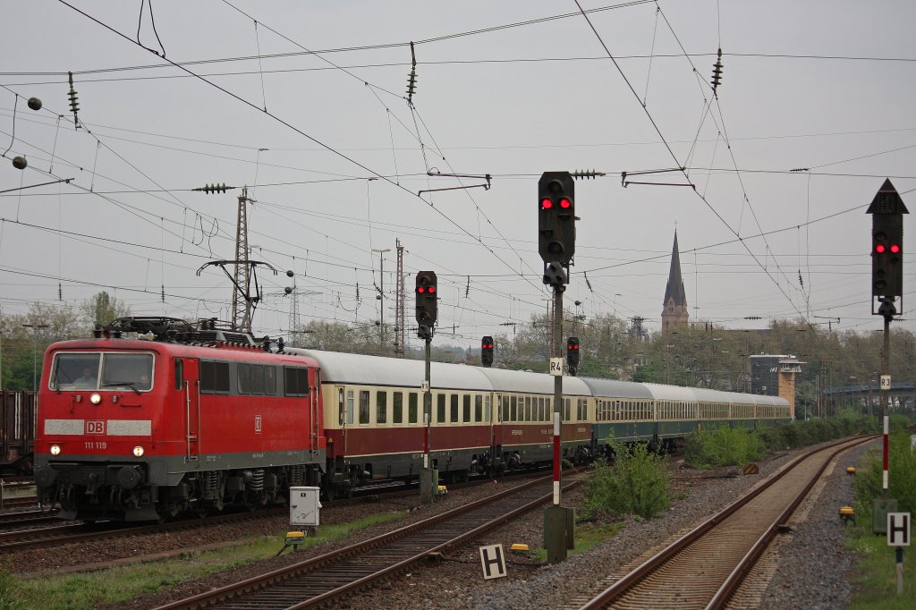 111 119 zog am 1.5.12 den IC 2417 von Flensburg nach K�ln Hbf.Das Foto zeigt den Zug bei der Durchfahrt durch M�lheim-Styrum.
Leider wurde der Zug wegen Bauarbeiten �ber die S-Bahnstrecke geleitet.