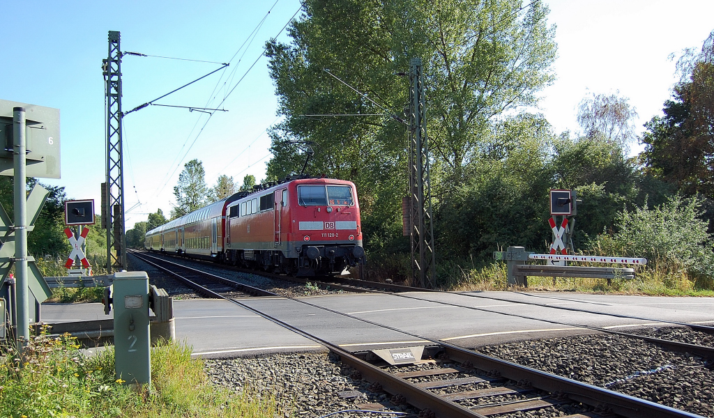 111 120-2 schiebt am spten Nachmittag des 18.7.2010 eine Einheit Doppelstockwagen aus Richtung Krefeld-Oppum kommend gen Neuss.
Da in dem Zielanzeiger des Steuerwagens, als auch an der Lok nicht stand, um welche Linie es sich handelt , vermute ich das es eine RE7 nach Rheine ist.