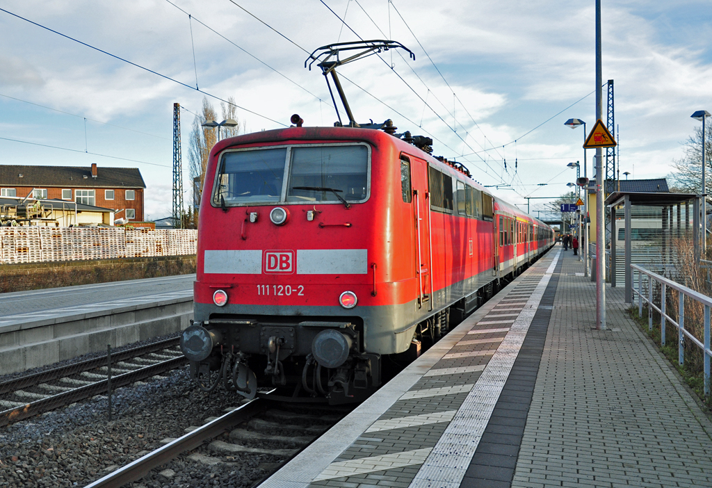 111 120-2 schiebt RB48, hier beim Halt im Bf Sechtem - 15.12.2013