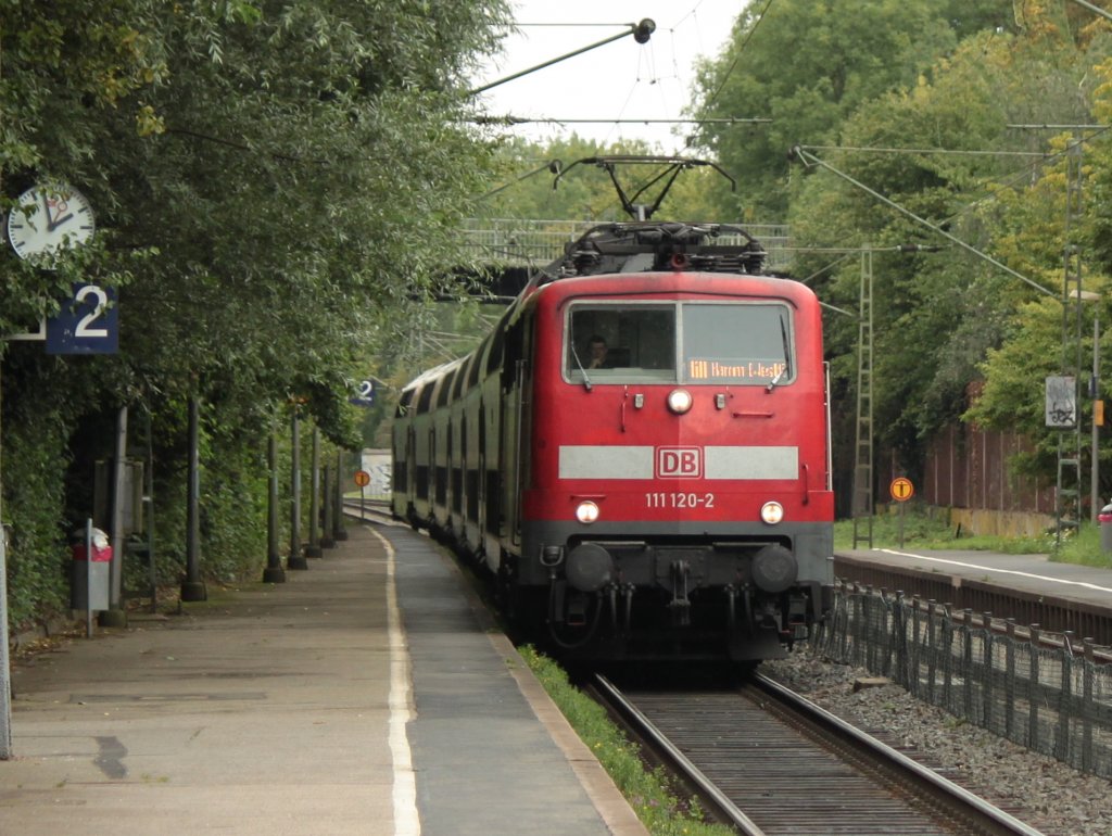 111 120-2 zieht am 13.08.2011 den RE1 auf der KBS 480 durch Eilendorf nach Hamm(Westf).