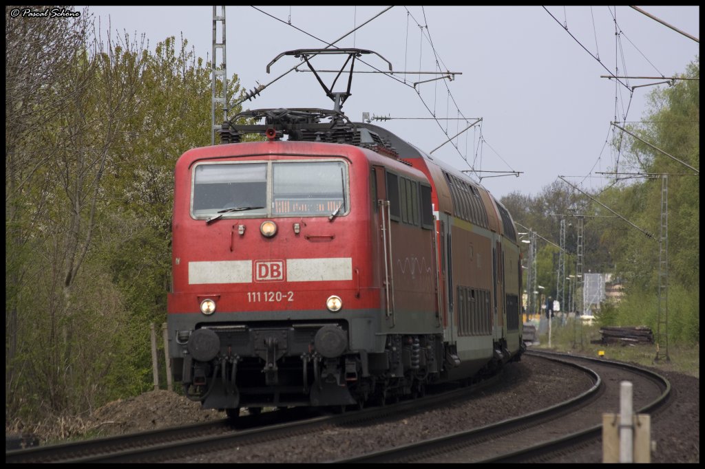 111 120 als RE4 Zuglok auf dem Weg nach Aachen kurz hinter dem Haltepunkt bach-Palenberg.
25.04.10 13:24